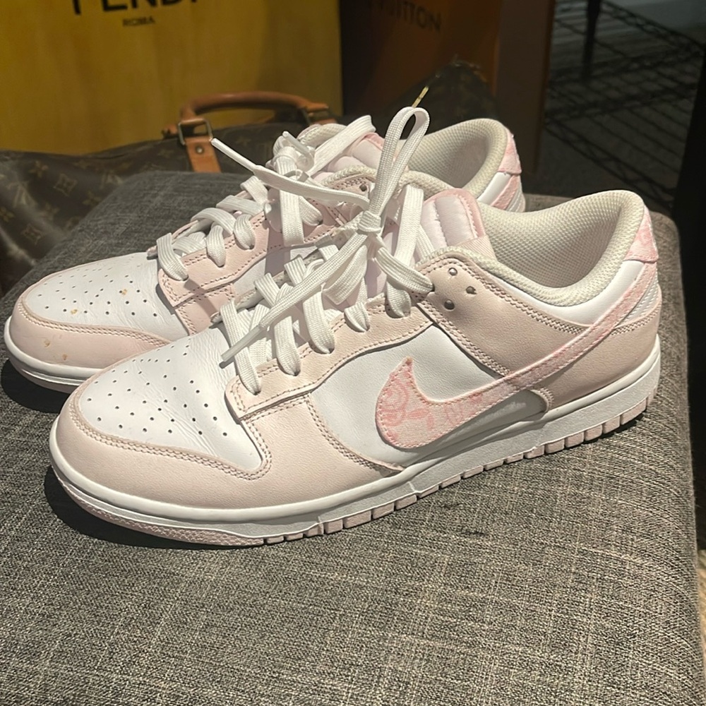 Pink and white Nike dunks